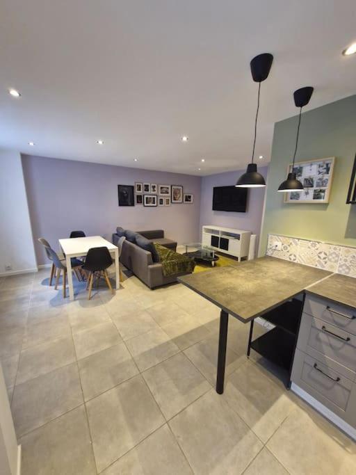 Entire House With Arcade Machine In A Private Backyard, 3 Bedrooms, 1 Bathroom, 1 Leaving With Convertible Sofa And Open Kitchen Apartment *
